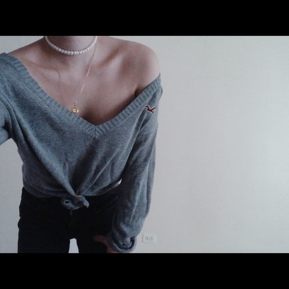 HOLLISTER grey sweater